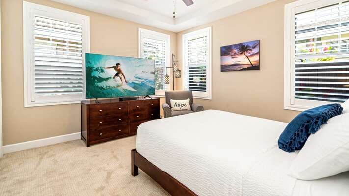 Secondary bedroom with a Queen bed, TV and ceiling fan