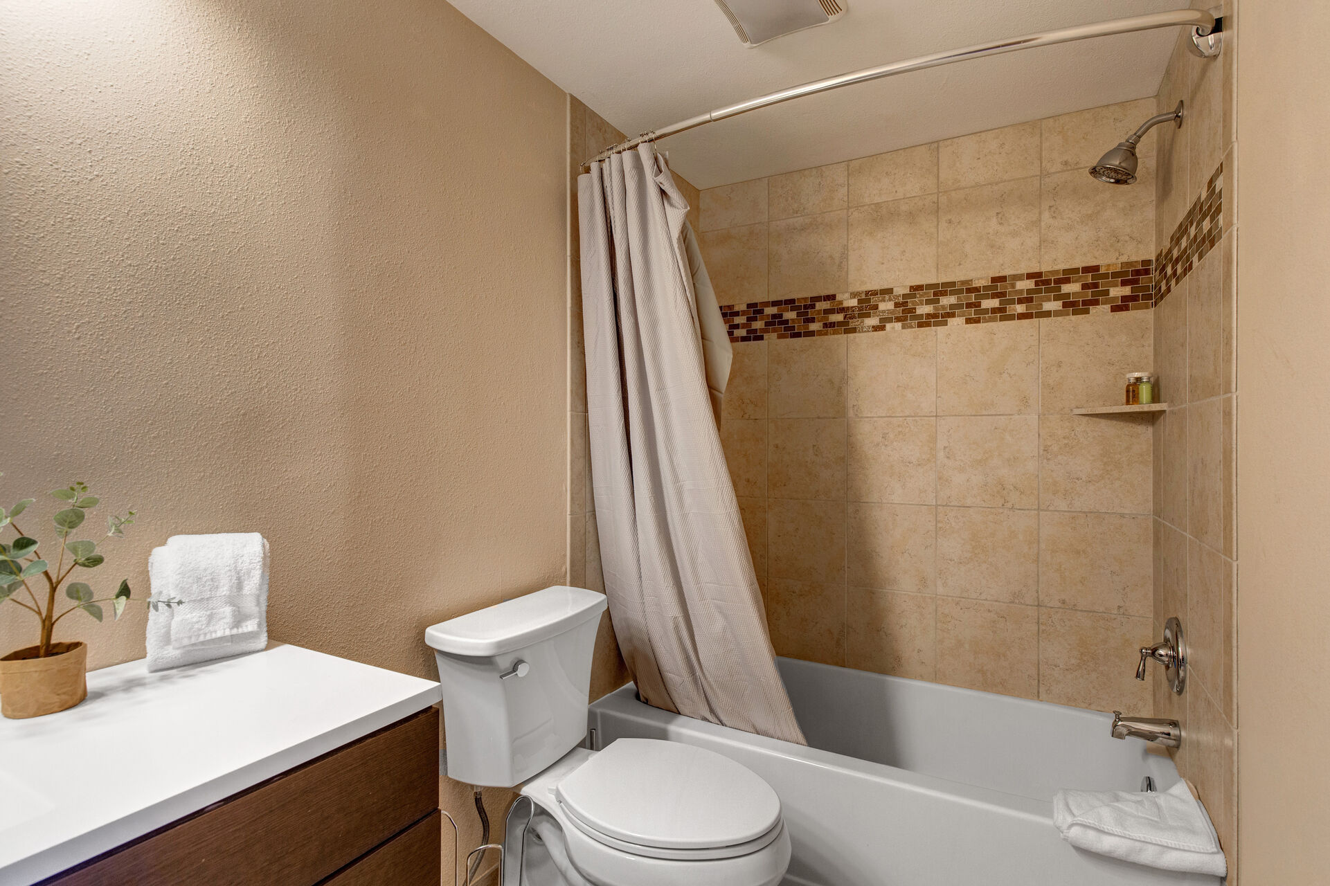 Upper Level Full Bathroom with shower/tub combo