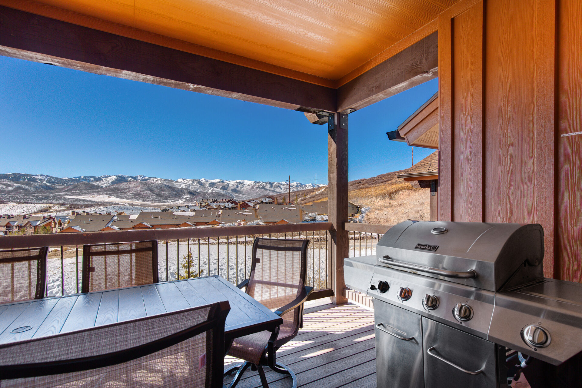Large BBQ and stunning mountain views
