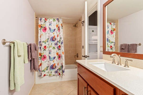 Bathroom with Vanity and Shower/Tub Combo