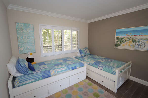 2nd guest bedroom has 2 twin beds