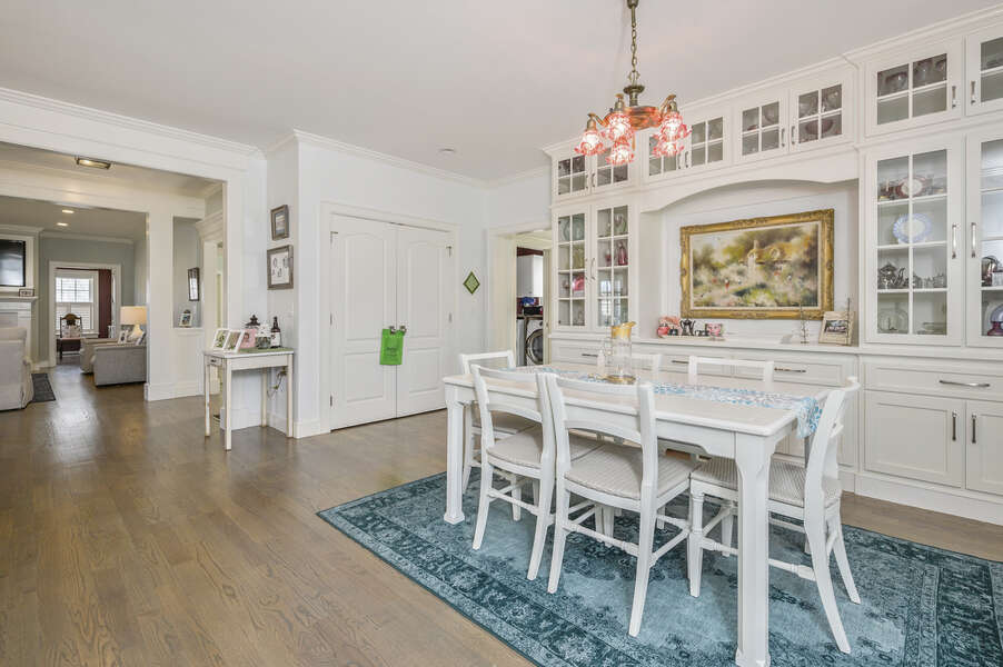 Dining area seats 6-445 Lower County Rd Harwich- Cape Cod- New England Vacation Rentals.