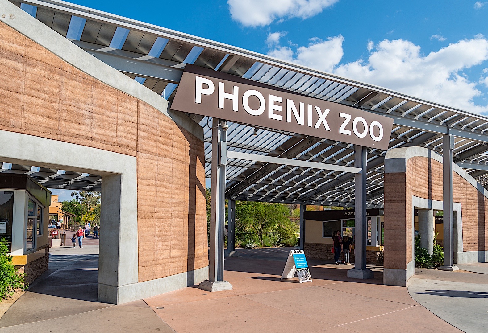 The Phoenix Zoo is nearby