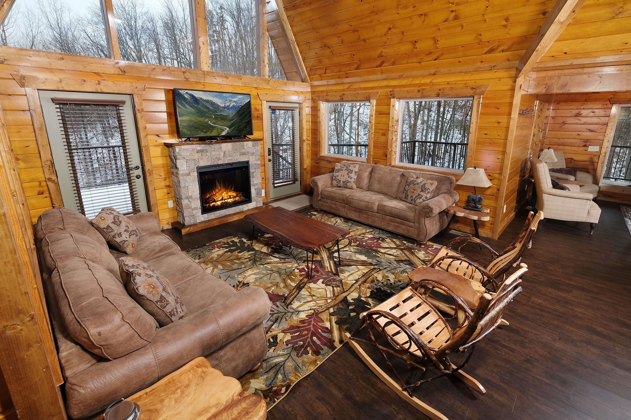 Patriots Den - Comfy Interiors, Cozy fireside nights, Wi-Fi and Porch Swings