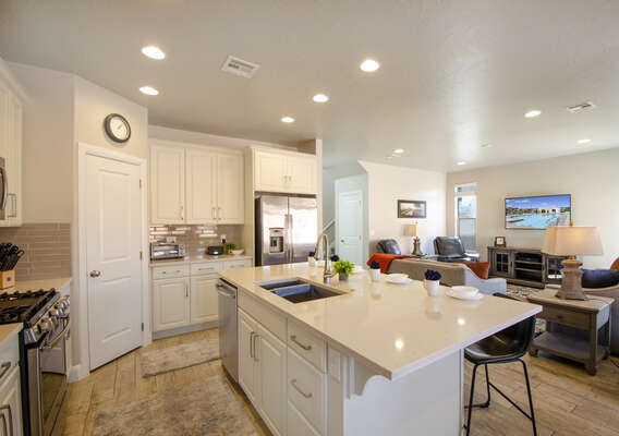 Red Sands Vacations / Vacation rentals / Southern Utah Vacation Rentals/ Casitas Kitchen and living room
