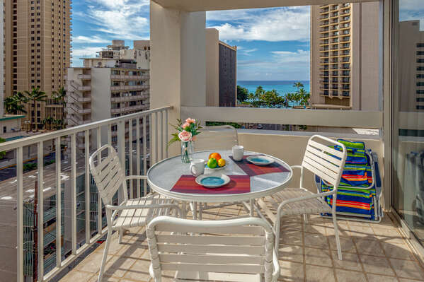 Lanai with table and chairs for 4 person, Ocean views