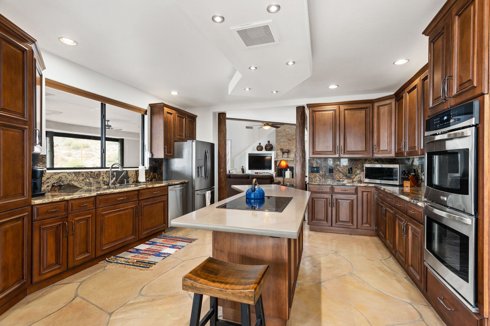 Fully Equipped Kitchen w/ Large Kitchen Island