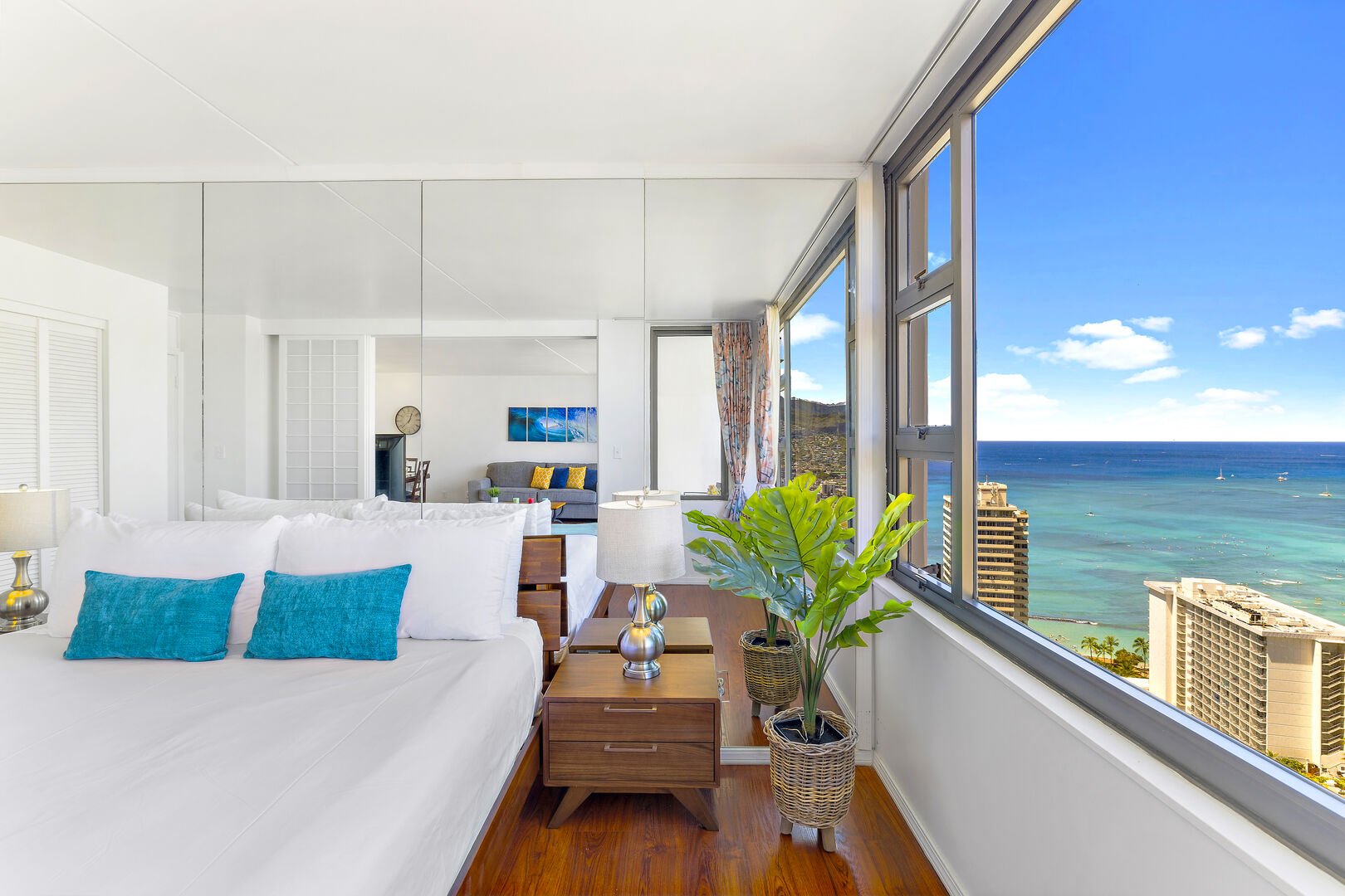 Enjoy in your bedroom with a King-size bed and a beautiful ocean view.