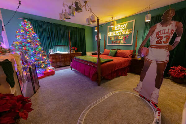 The Home Alone-themed room welcomes you with vintage vibes,  decorated with a charming Christmas tree, a custom can chandelier, a king-sized bed, 55-inch SMART TV, and an ensuite bathroom.