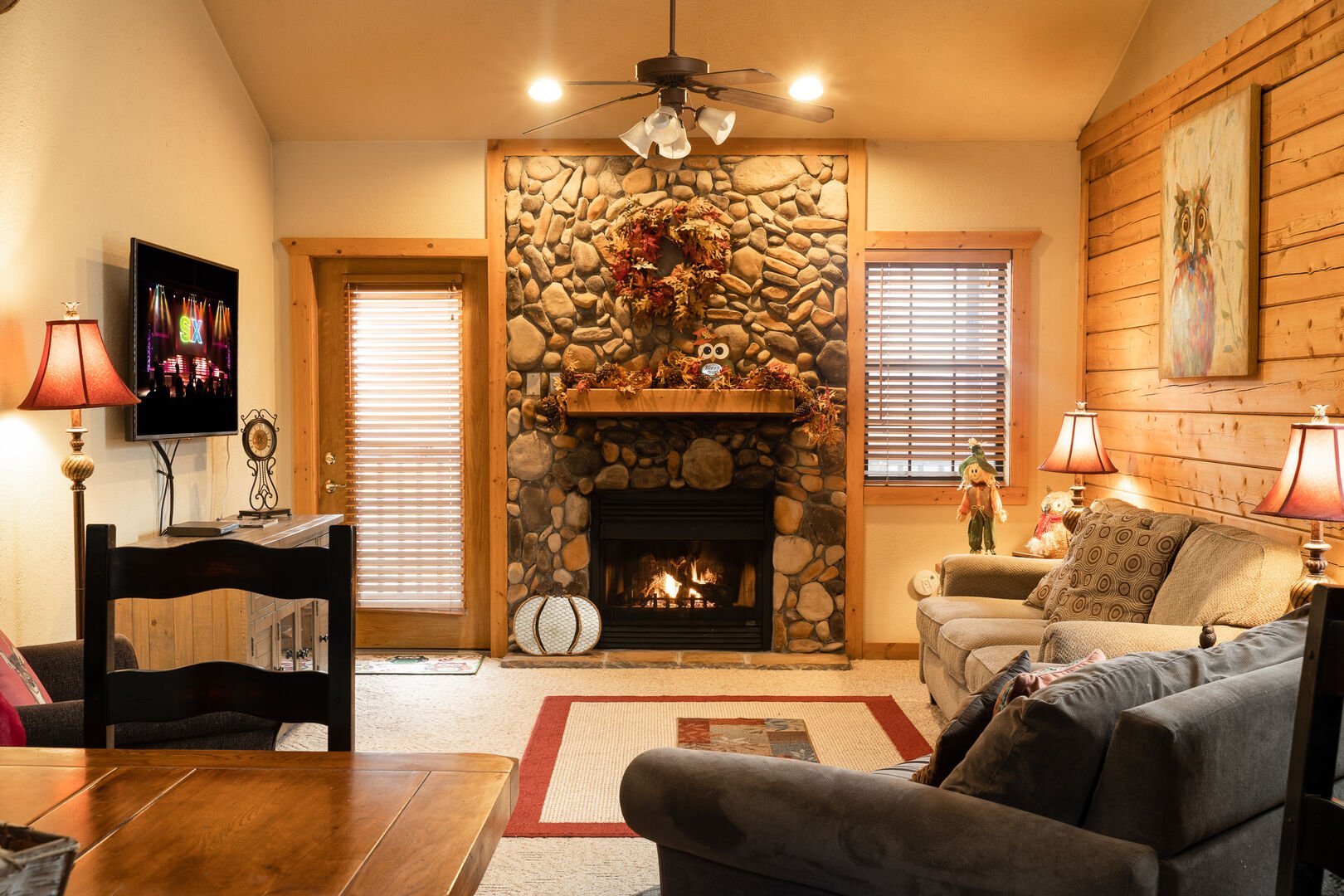 Cozy 2BR 2BA Cabin with Fireplace & Whirlpool Tub