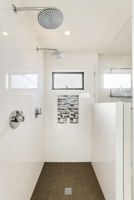 Master En-Suite Bathroom w/ Soaking Tub & Walk-In Shower - 2nd Floor