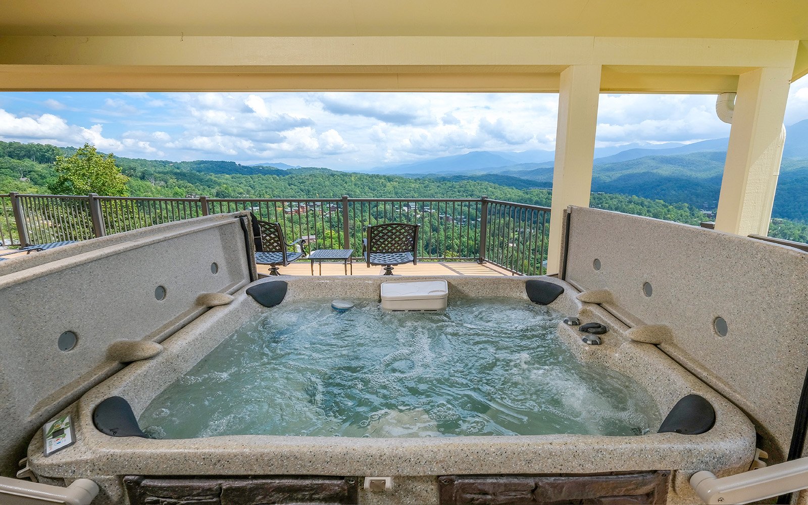 Falcon's View - Stargaze and enjoy mountain views from your hot tub!
