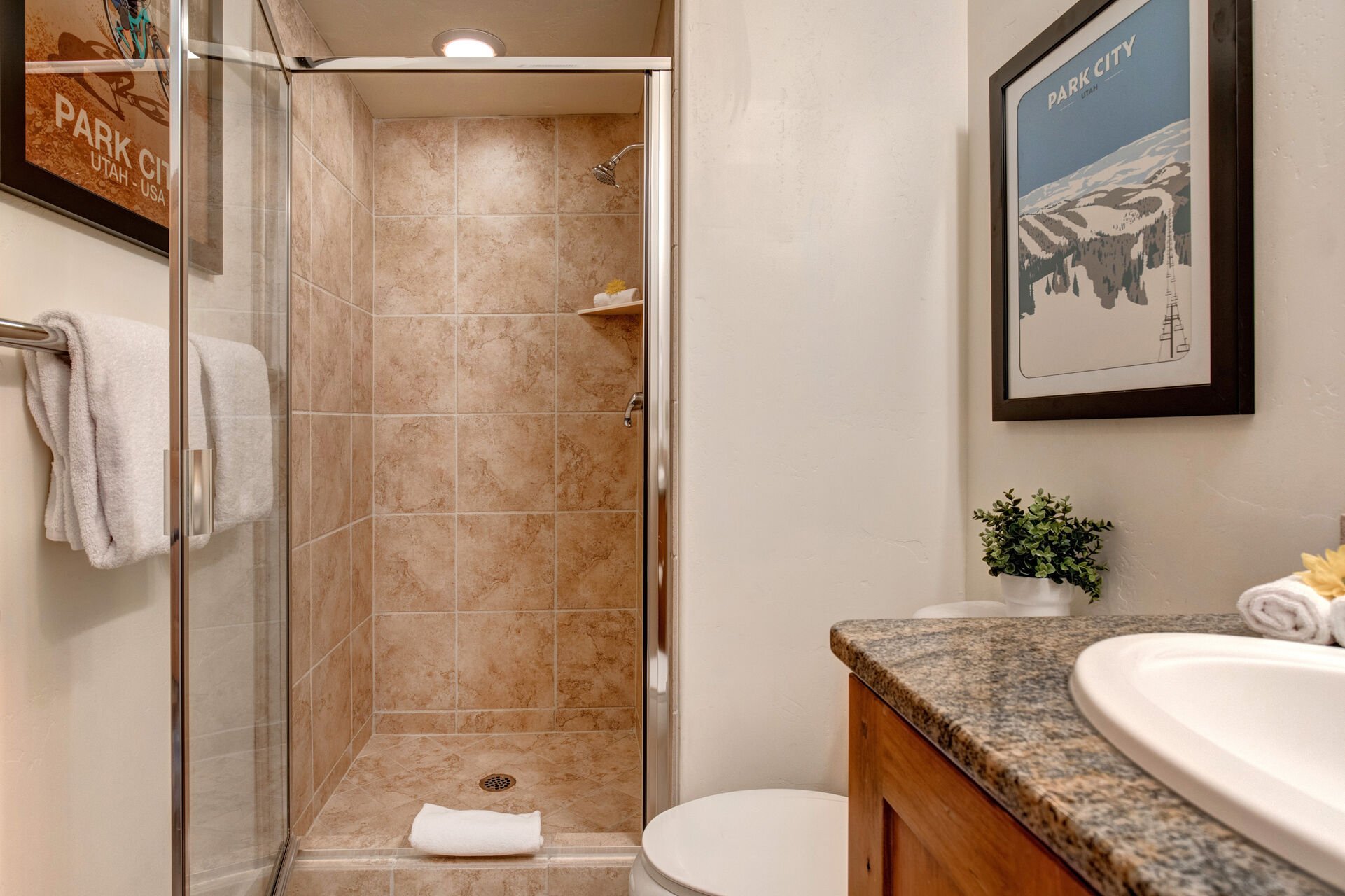 Main Level Full Bathroom with tiled shower