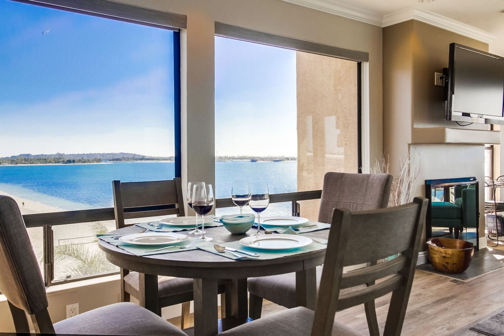 Dining room with seating for 4 with corner bay views!
