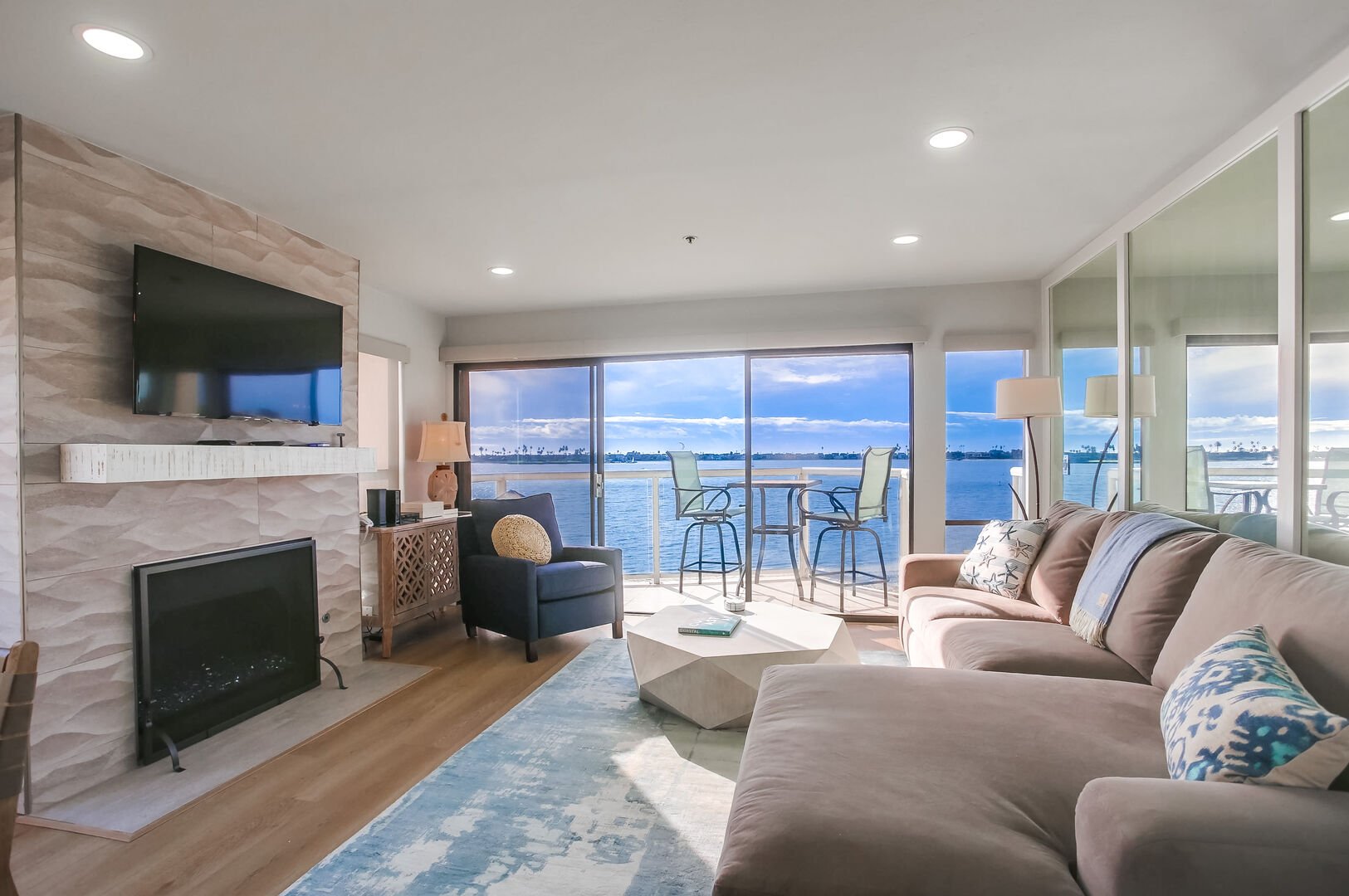 Comfortable new couches and decor welcome you to relax and enjoy the sounds of the waves along Mission Bay or the crackle of the fireplace on a cooler night. Smart TV