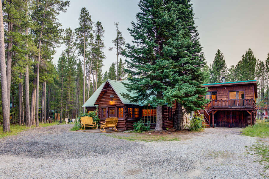 Double Loop ~ MAIN CABIN (TWO CABINS ON PROPERTY: MAIN CABIN AVAILABLE YEAR-ROUND AND SLEEPS 7 PEOPLE. ADDITIONAL CABIN AVAILABLE IN SUMMER ONLY AND SLEEPS ADDITIONAL 4 PEOPLE.)