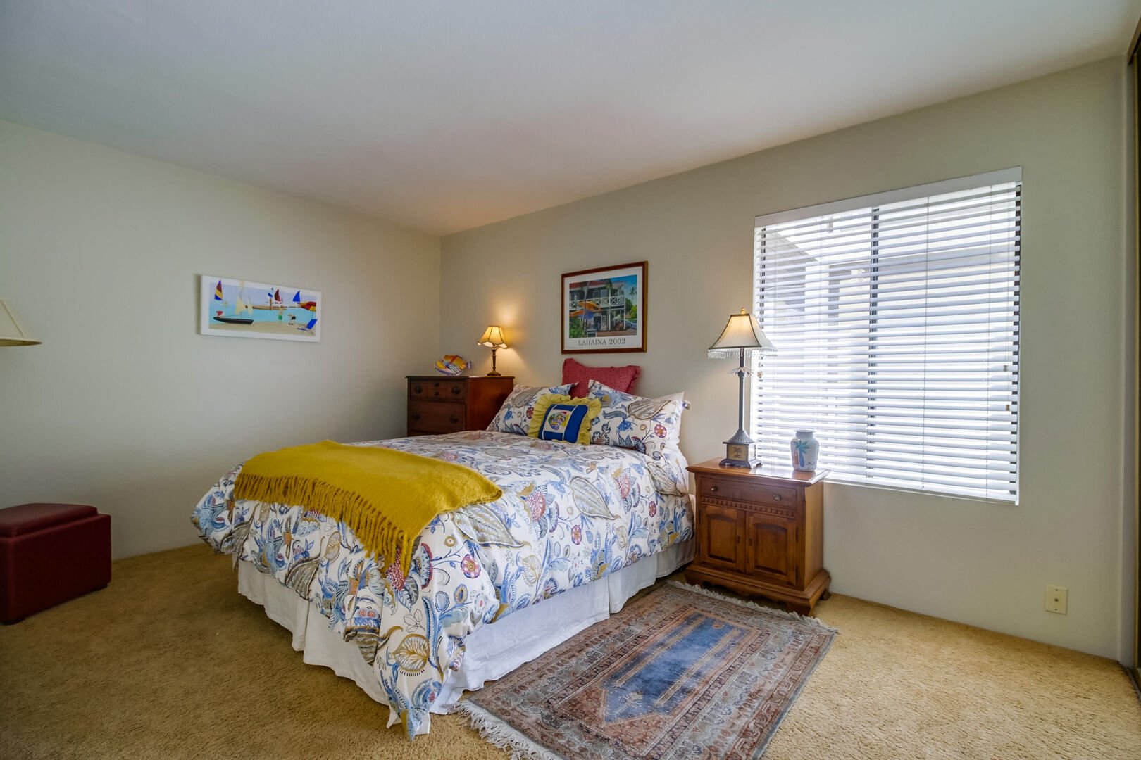 Guest bedroom with adjustable blinds on the windows and closet space