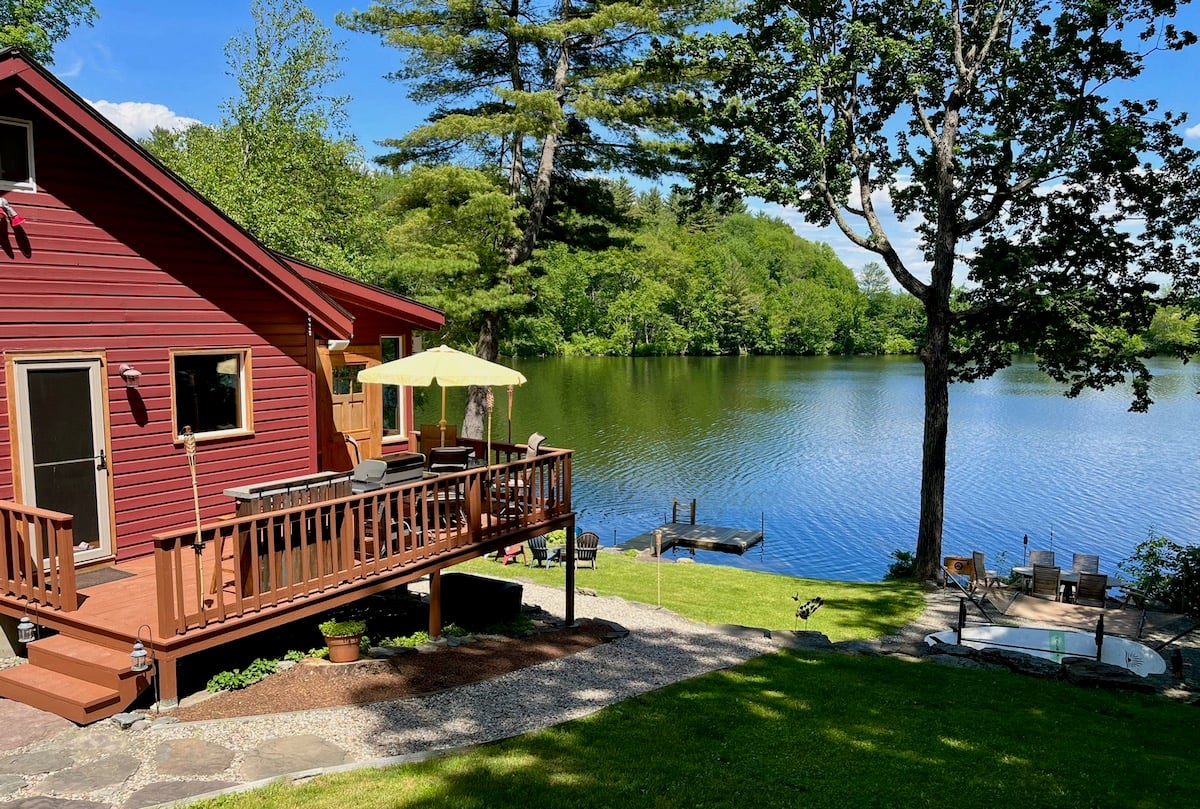 Lakeside Cottage: Waterfront on Prospect Lake - 5 minutes to Ski Catamount and less than 15 to Ski Butternut!