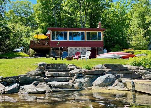 Lakeside Cottage: Waterfront on Prospect Lake with paddle board and Kayaks included!