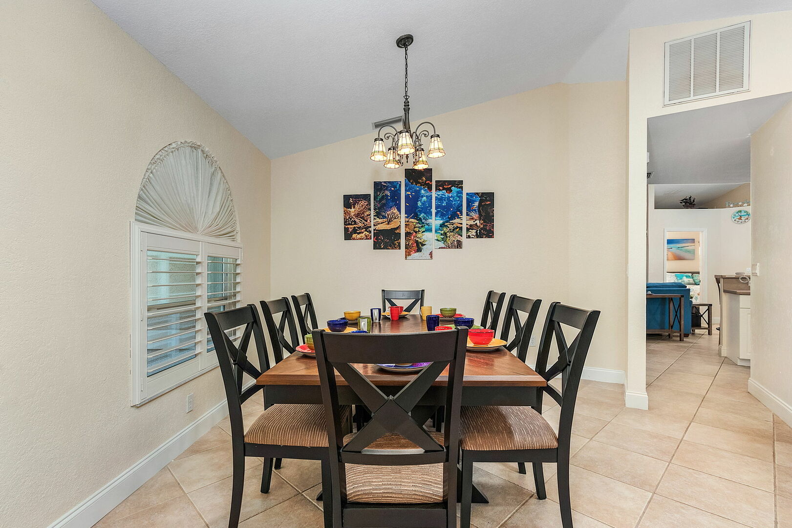 DINING AREA
(8-Person Dining Table, Dishware & Flatware Provided)