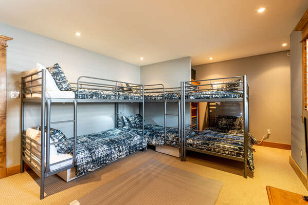 Upper Level - Bunk Room With 3 Bunks (6 Singles)