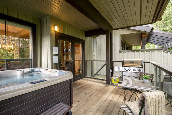 Deck Off Main Living Area With Hot Tub & Barbecue