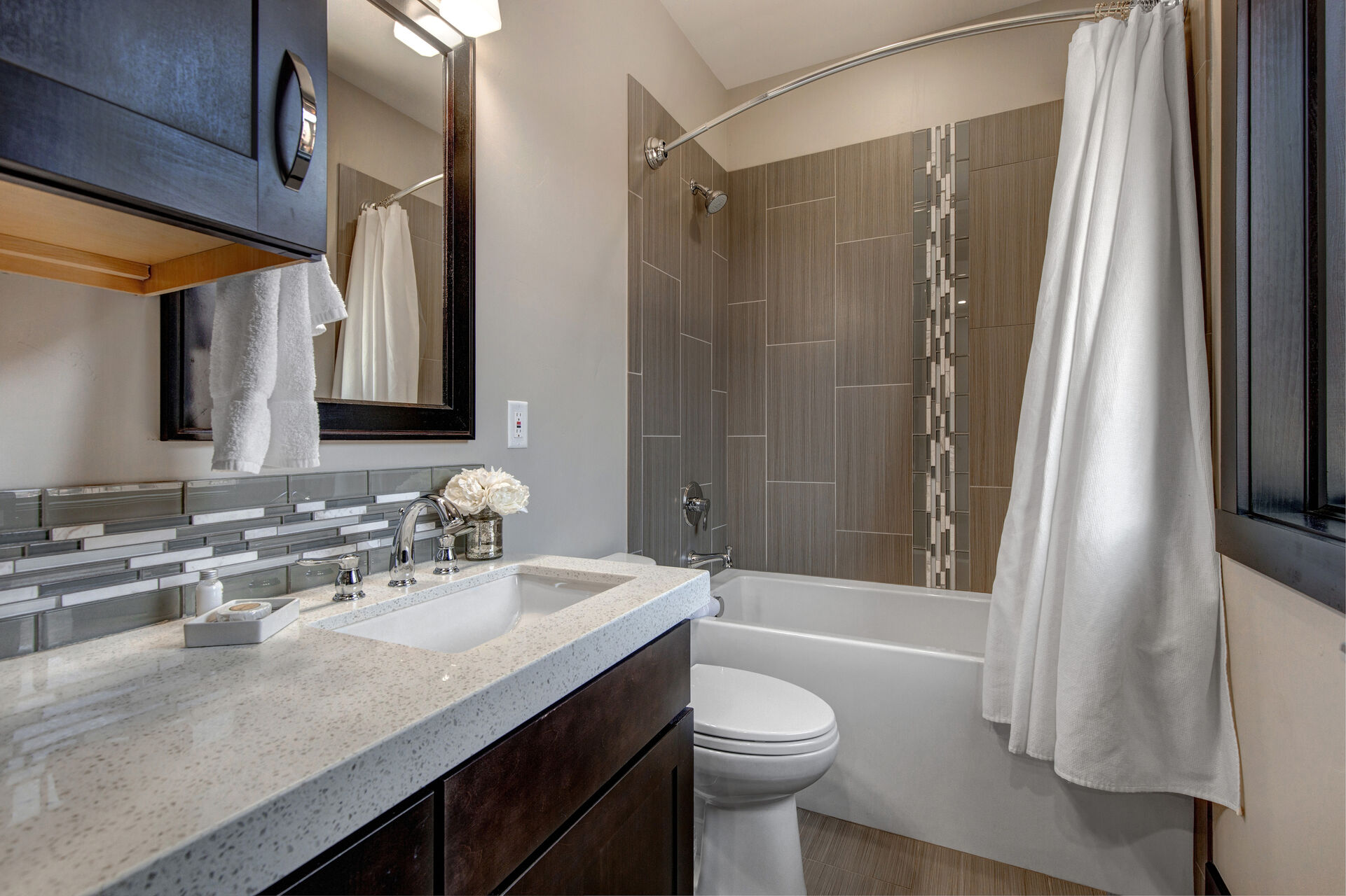Main Level shared full bathroom with tub/shower combo