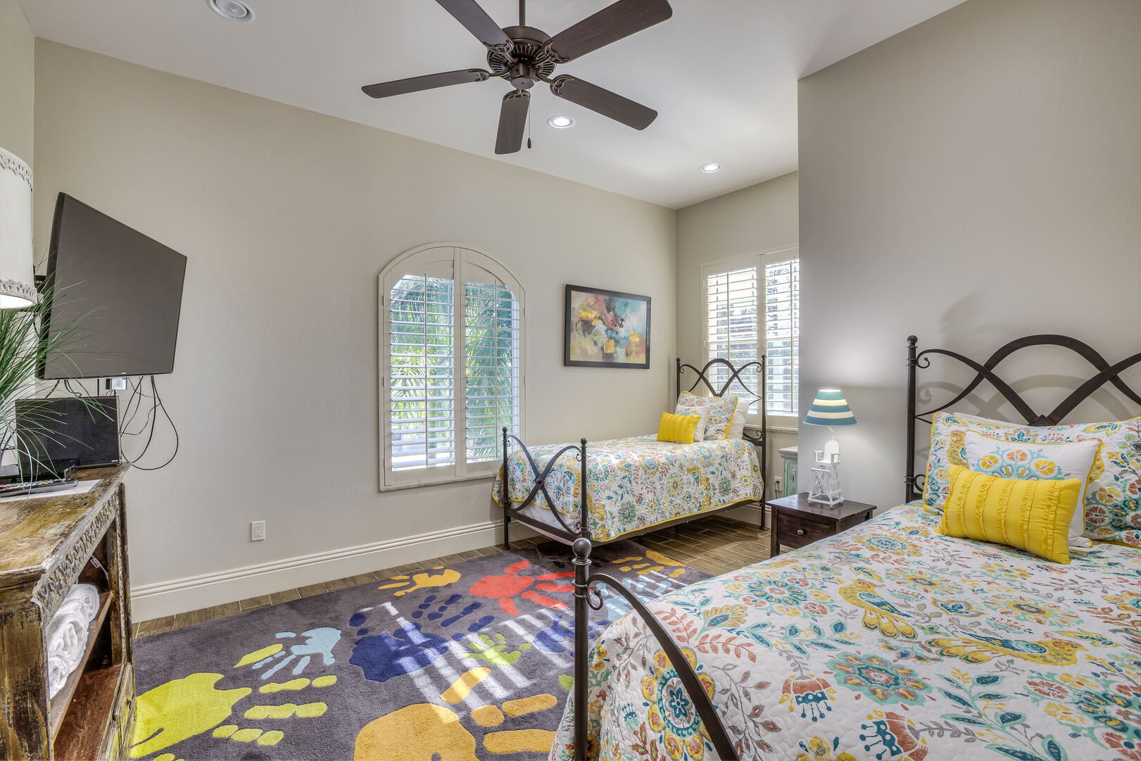 Guest bedroom with two twin beds in our Fort Myers vacation home rental