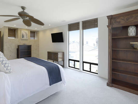 Master Bedroom w/ King & En-Suite - 2nd Floor
