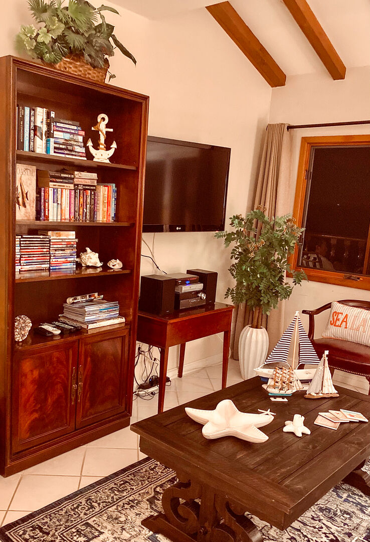 Living room with bookshelf, coffee table, TV