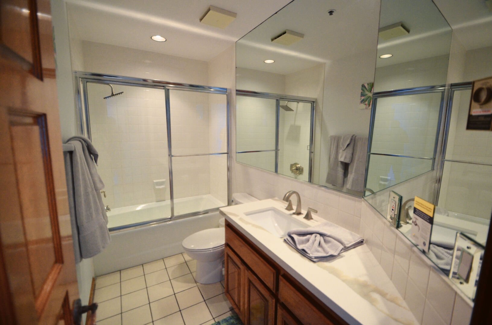 Bathroom with shower/ tub combination, recessed lighting, sink and mirror