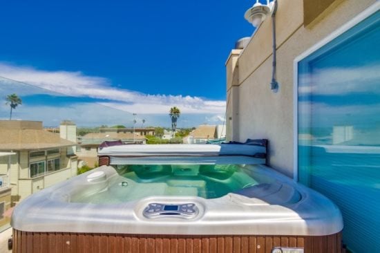 Hot tub with ocean view. There are now glass railings around the hot tub