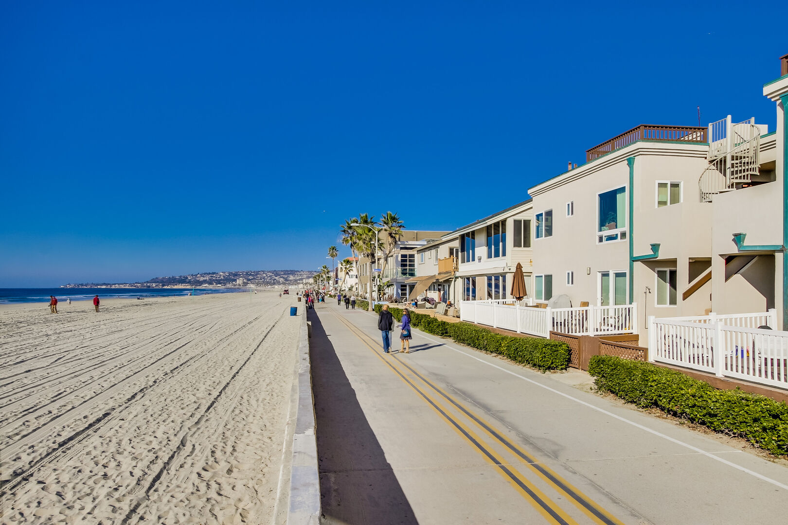 Stroll along the 6 mile oceanfront loop of the Pacific Beach/ Mission Beach boardwalk