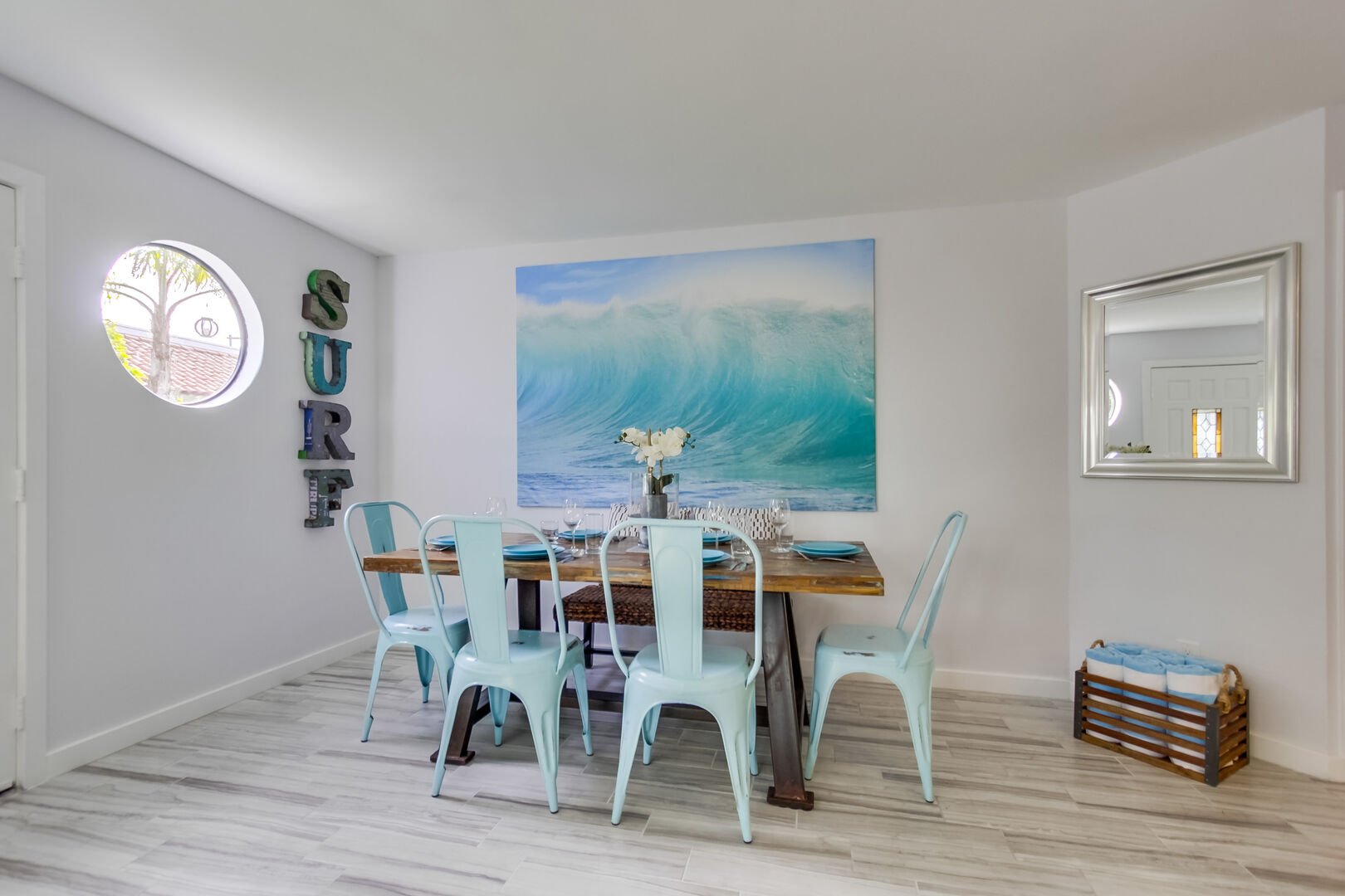 Dining area for 6 with beachy decor and mirror