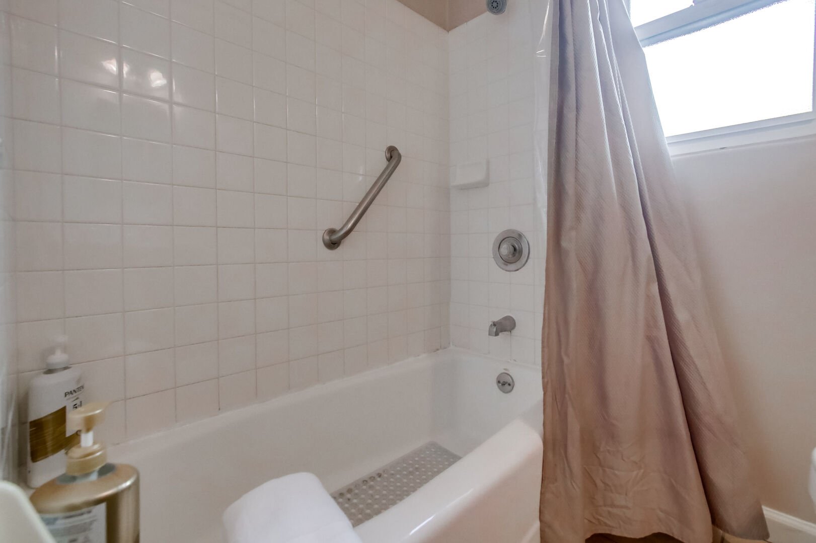 Shower-tub with access bar