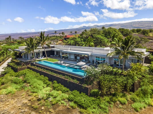 This luxurious house rental is a unique mini-boutique resort nestled in lush tropical gardens within the world-famous Mauna Kea Resort