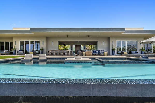 Indoor comforts and outdoor tropics blend in this Hawaiian Modern-inspired luxury Mauna Kea house rental
