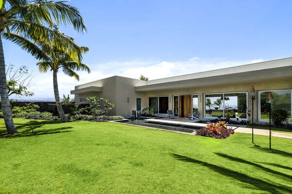 Play volleyball, badminton, croquet or corn hole on the tropical games lawn of this luxury Mauna Kea house rental