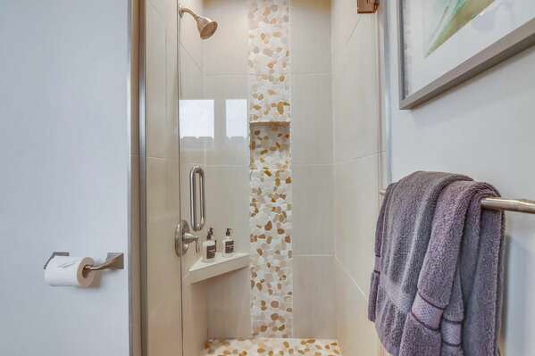 Master En-Suite Bathroom w/ Shower