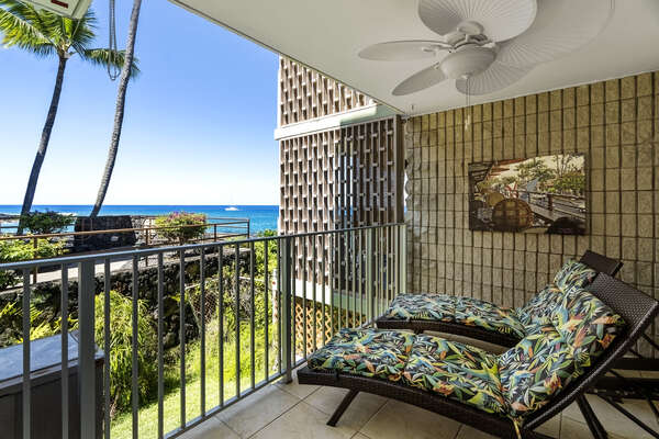 Lounge chairs on balcony of Alii Villas 135.