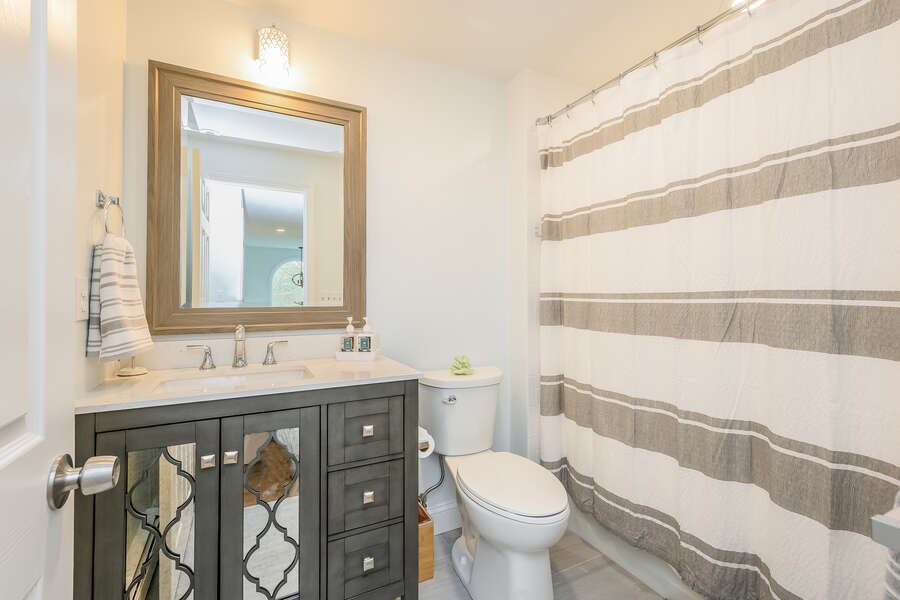 Full Bathroom #2 - 2nd Floor hallway - 21 Moon Compass Lane Sandwich Cape Cod - New England Vacation Rentals