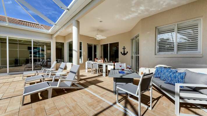 Plenty of space to relax and soak up the sun on the lanai