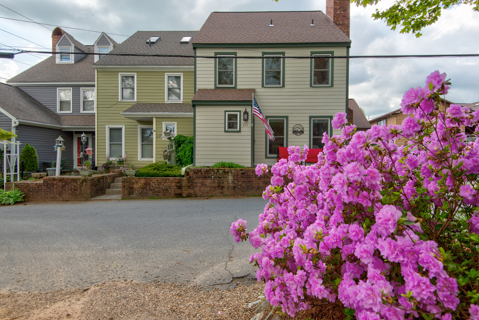 The Wander Inn - Nestled in the heart of Downtown Blowing Rock, one block to Main Street!