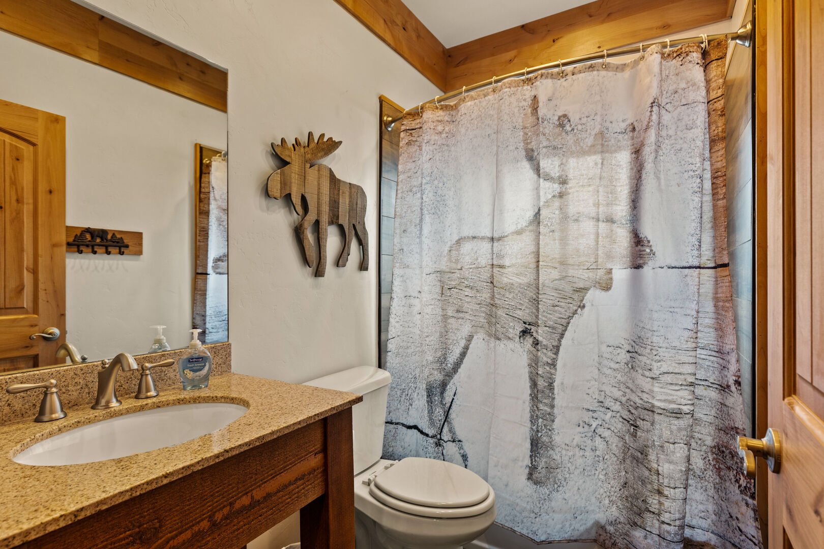 Stone Skipper Lodge ~ shared bathroom on main level