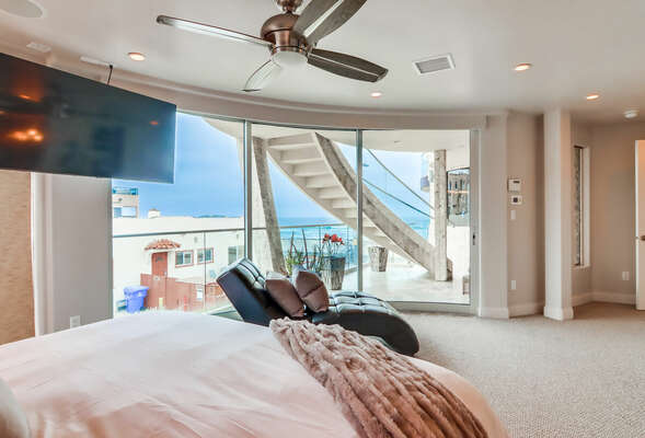 Master Bedroom w/ King & En-Suite - Ocean Views