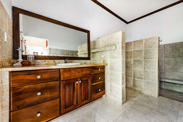 Another spacious bathroom for your comfort.