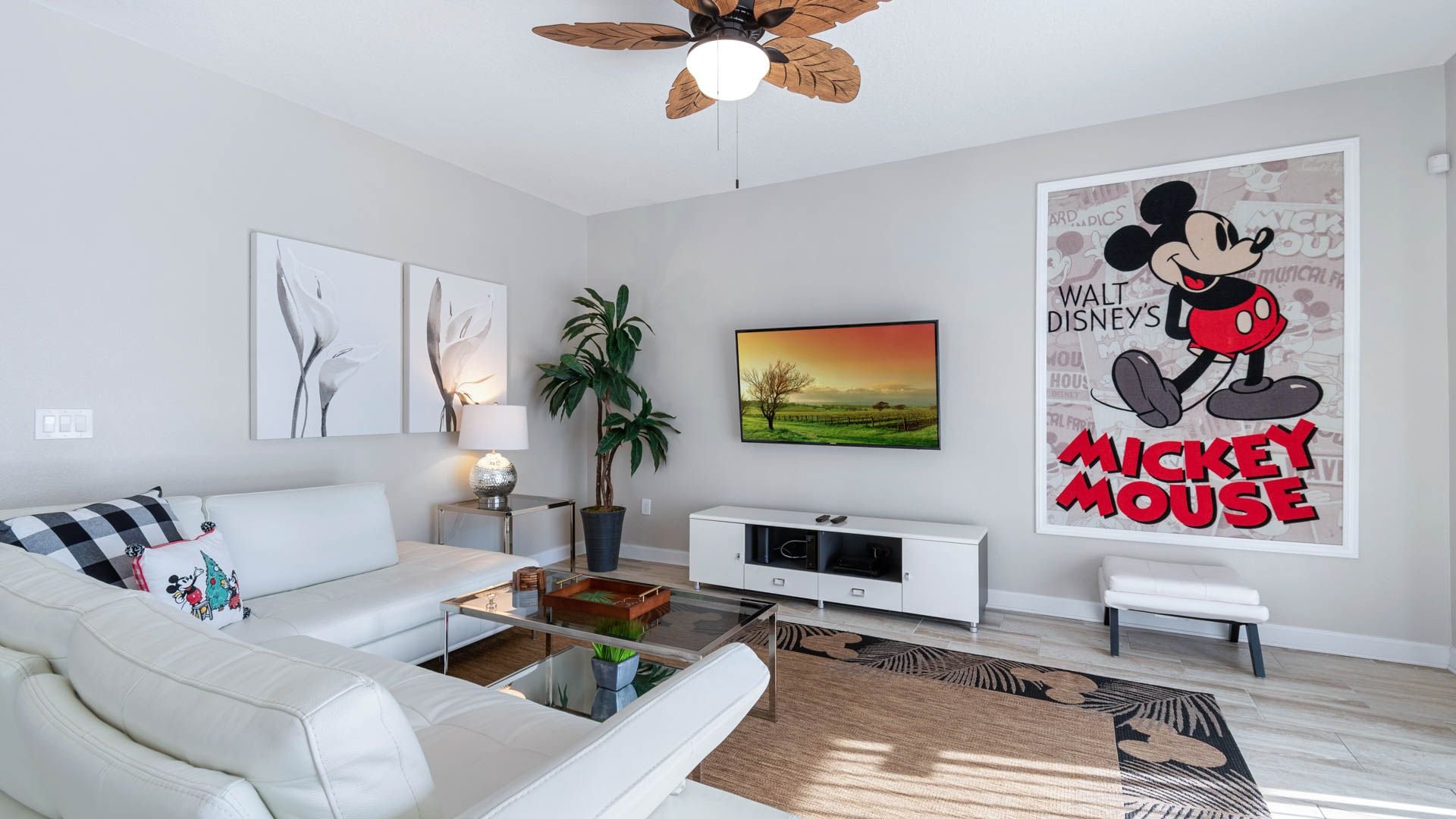 Living Room
60” Smart TV Blu-Ray