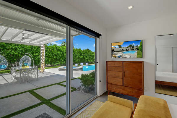 SMART TV AND SLIDER TO PRIVATE BACKYARD AND POOL