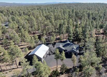 Desconso Escondido is hidden among the ponderosa pines in Arizona's White Mountains.  This 2.5 acre, family-friendly retreat has all the amenities your group expects and more.
