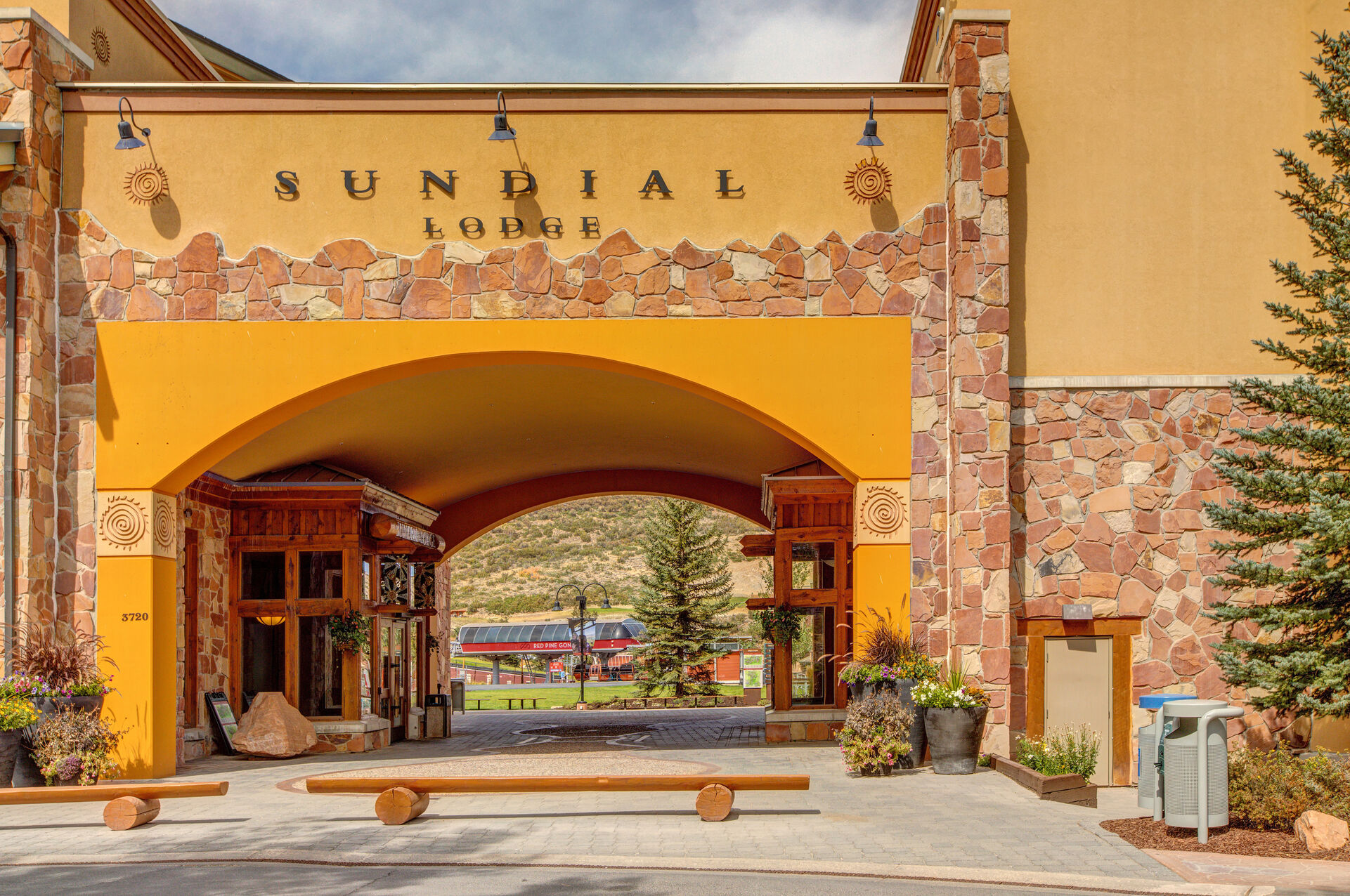 Outdoor Exterior of Sundial Lodge